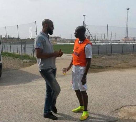 Kanouté y M'Bia hablando en la Ciudad Deportiva.