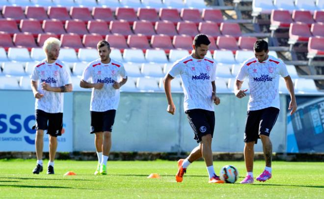 Vitolo, en un entrenamiento junto a Reyes.