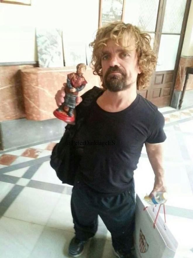 Peter Dinklage con la bolsa del Sevilla FC.