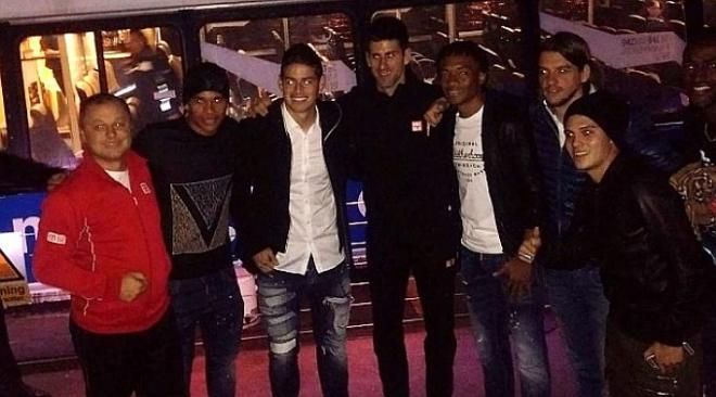 Bacca y sus compañeros de la selección colombiana con Djokovic.