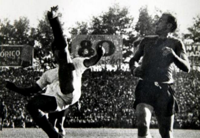 Di Stéfano, en un partido con el Madrid.