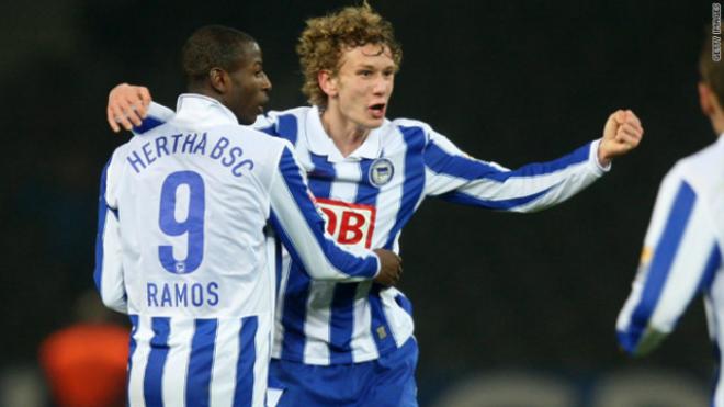 Jugadores del Hertha celebran un tanto.