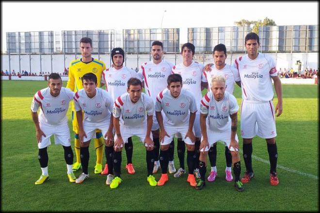 El once inicial del Sevilla posa para la foto.