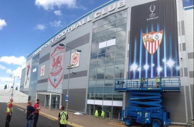 El escudo del Sevilla, en el Cardiff City.