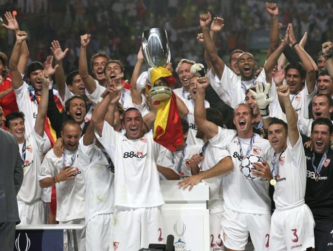 El Sevilla, celebrando la Supercopa de Europa de 2006.