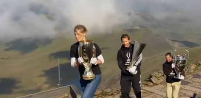 Operarios de la UEFA portan la Supercopa en el monte Snowdon.