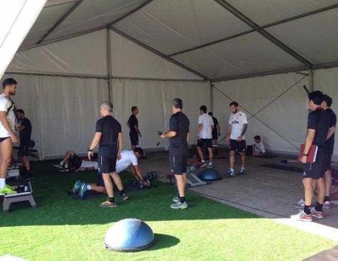 Foto: SFC. El Sevilla trabajando en el gimnasio.