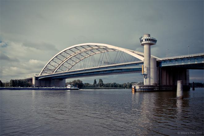 Este es el puente donde fueron interceptados los autobuses sevillistas.