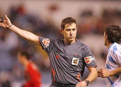 Iglesias Villanueva arbitrando un partido.