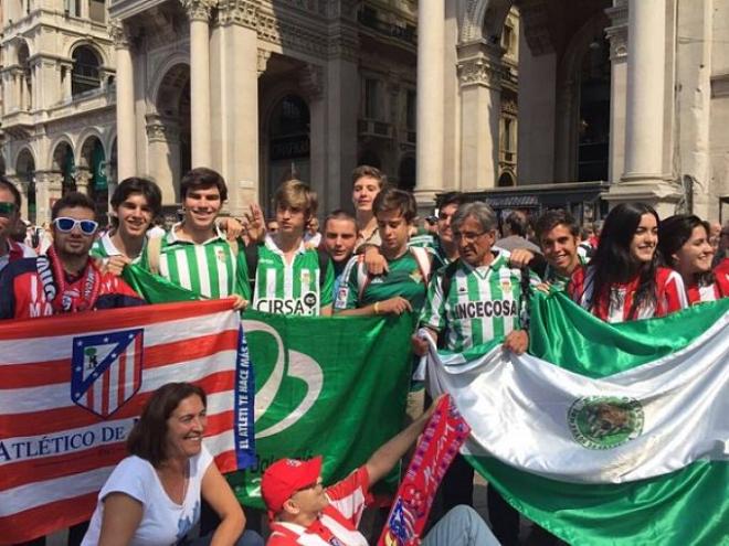 Los aficionados del Betis, en Milán junto a los del Atlético.