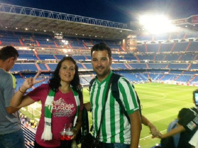 Mari Carmen y Rafael, los ganadores de 'ElDesmarque' en el Bernabéu.