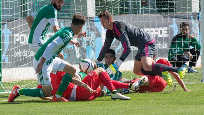 Pedro, defendiendo la portería del Betis B en el último derbi chico.