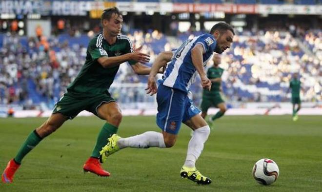 Fabián pugna con un jugador del Espanyol.