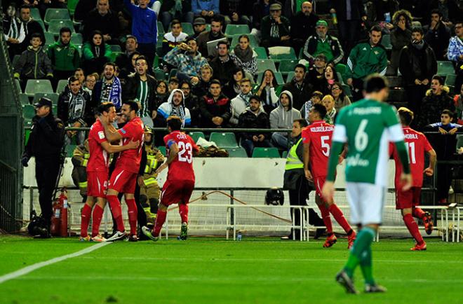 Los jugadores del Sevilla celebran el gol de Krychowiak.