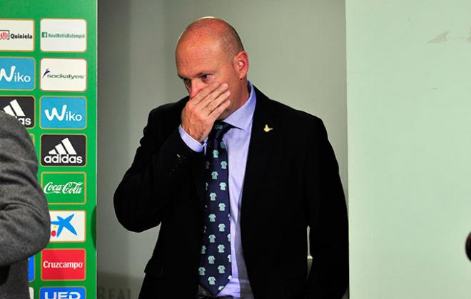 La llegada de Pepe Mel a la rueda de prensa tras el partido.