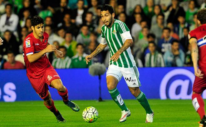 Marco Asensio, con Petros durante el partido.