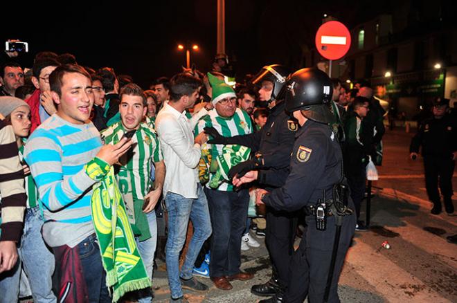 La policía controla a los aficionados en el derbi liguero.