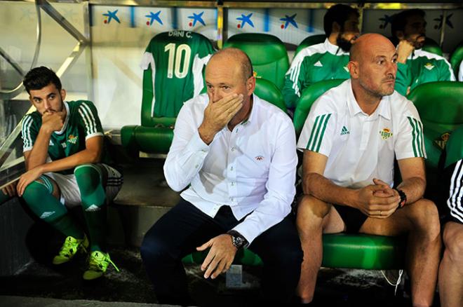 Pepe Mel, en el banquillo del Villamarín.