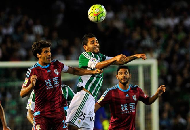 Petros disputa un balón aéreo.