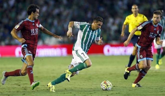 Joaquín encara a dos jugadores de la Real Sociedad.