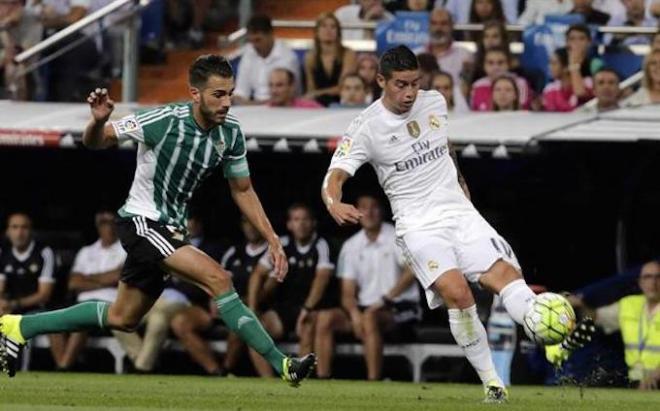 James Rodríguez disputa una pelota con Xavi Torres.