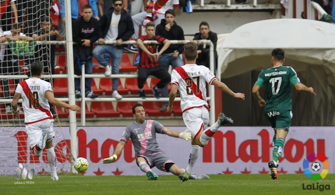 Heiko Westermann, en el momento de batir a Toño.