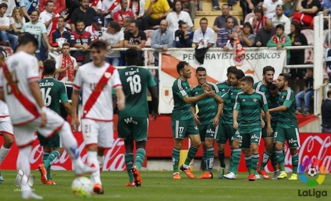 Los jugadores del Betis celebran el tanto de Westermann.