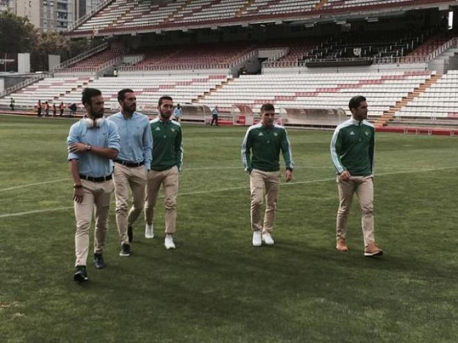 Los jugadores del Betis pisan el césped de Vallecas.