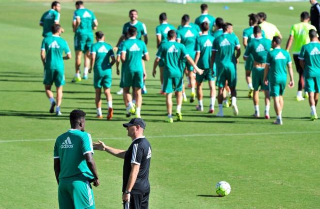 Pepe Mel dirigiendo el entrenamiento bético.