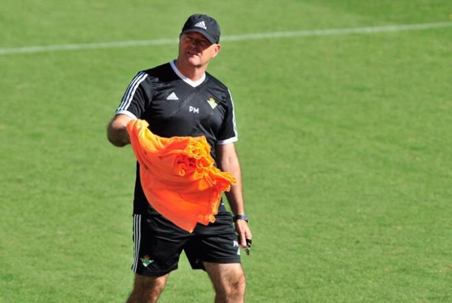 Pepe Mel dirigiendo el entrenamiento bético.