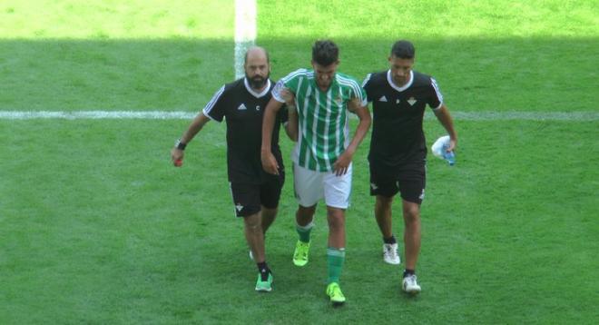 Ceballos se retira lesionado del terreno de juego.