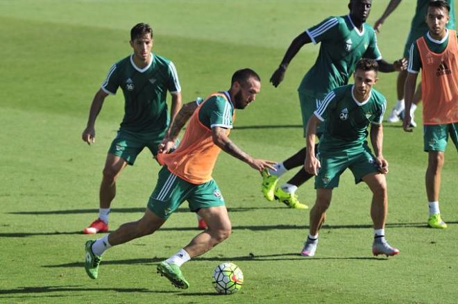 Digard, centrocampista del Betis, en la sesión de este jueves.