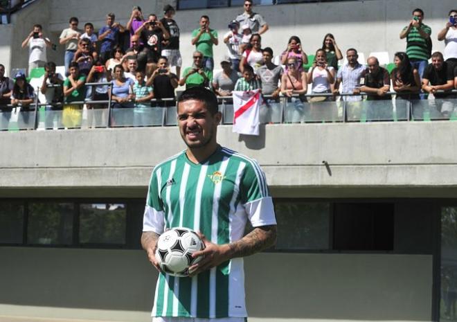 Vargas en su presentación con el Betis.