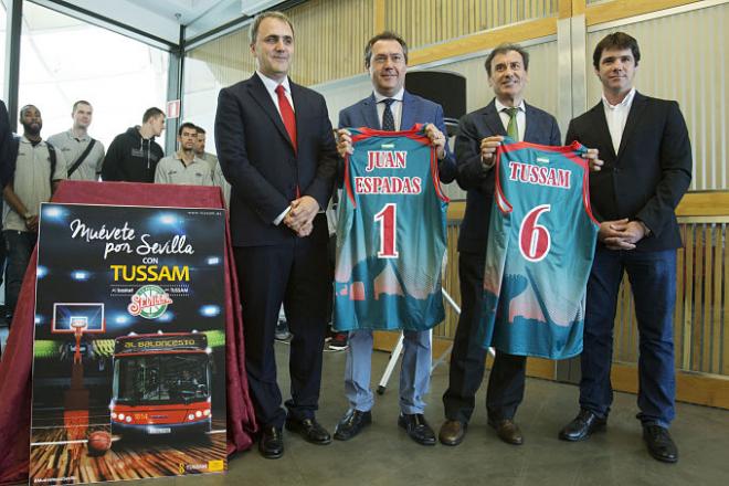 Presentación del acuerdo con Juan Espadas entre los presentes.