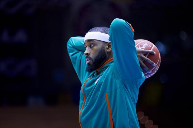 Ladontae Henton en el entrenamiento antes del partido.