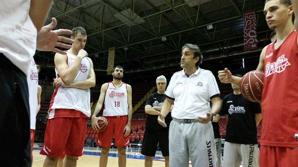 Casimiro da instrucciones a sus hombres (Foto: CB Sevilla).