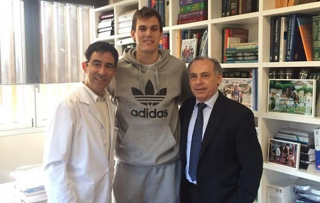 Radicevic junto al doctor Pérez Carro y Zuera.