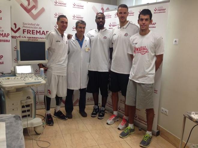 Los jugadores del Baloncesto Sevilla, junto al doctor, en el reconocimiento médico.