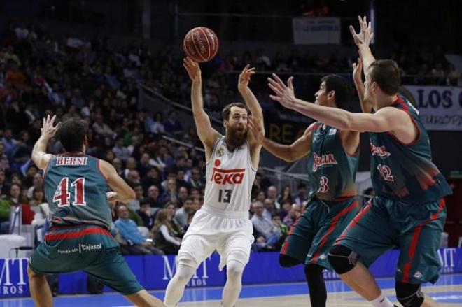 Sergio Rodríguez hace un pase ante los jugadores del Baloncesto Sevilla.