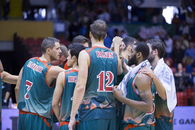 Piña de la plantilla del Baloncesto Sevilla.