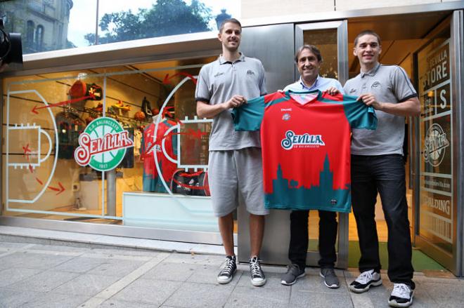 Acto en la tienda del Baloncesto Sevilla.