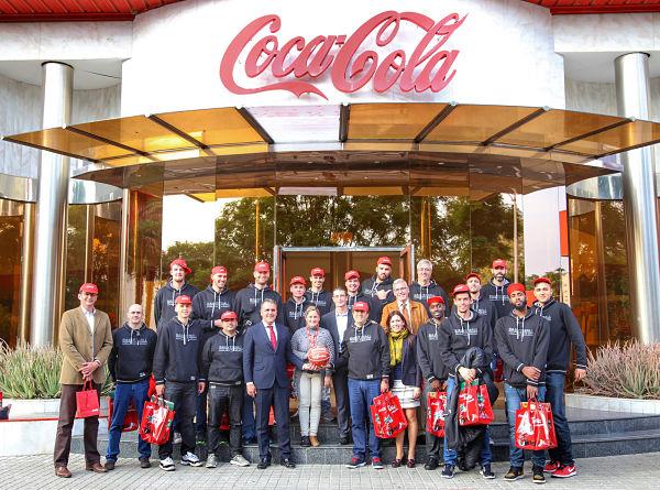 El plantel del Baloncesto Sevilla, en Coca Cola.