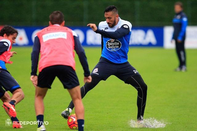 Jonas Gutiérrez, en un entrenamiento con el Deportivo.