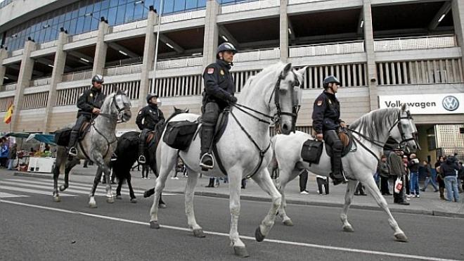 Los cuerpos de policía en los aledaños del Calderón.