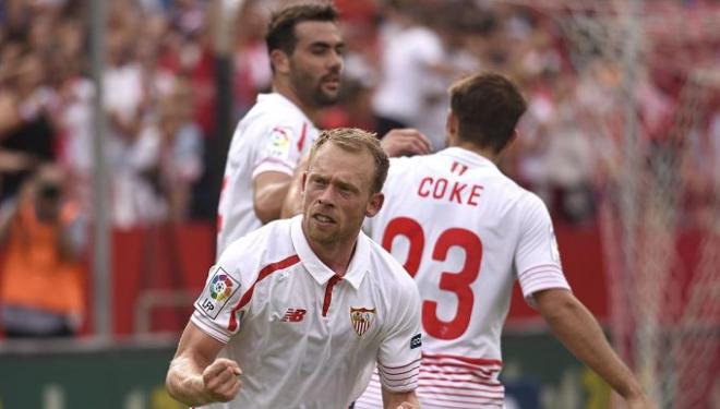 Krohn-Dehli celebra el gol del Sevilla ante el FC Barcelona.