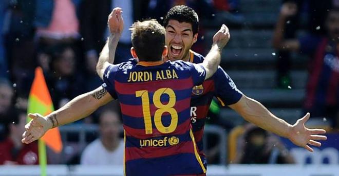Suárez y Jordi Alba celebran un gol ante el Granada.