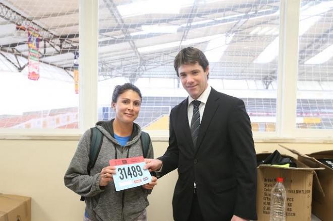 El delegado de deportes David Guevara, en la entrega de dorsales de la carrera.