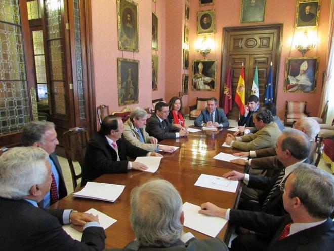 Miembros del FISE, durante la reunión con el Alcalde.