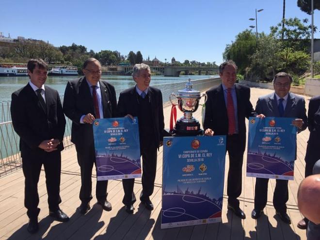 Juan Espadas, con Ángel María Villar y Eduardo Herrera en la presentación de la Copa del Rey de Fútbol Sala.