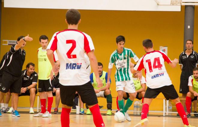 Lance del partido entre el Triana y el Betis.